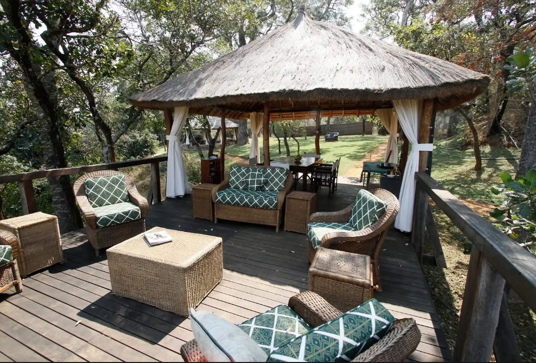 Dining Deck & Lounge